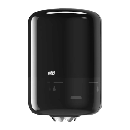 Tork 559008 dávkovač na vnútorné odvíjanie Elevation M2 s elegantným valcovitým dizajnom a výrazným logom TORK od spoločnosti Essity Professional Hygiene Germany GmbH je namontovaný na stene. Tento čierny dávkovač má vysokú kapacitu a efektívne uchováva biele papierové utierky pre jednoduchý prístup.