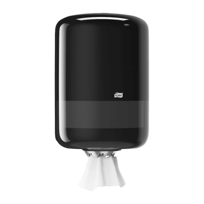 Tork 559008 dávkovač na vnútorné odvíjanie Elevation M2 od TORK – Essity Professional Hygiene Germany GmbH sa vyznačuje štíhlym, valcovitým dizajnom v čiernej farbe. Malý úsek bielych papierových utierok elegantne vyčnieva zo spodnej časti a zachytáva esenciu sofistikovanosti dizajnu Elevation.