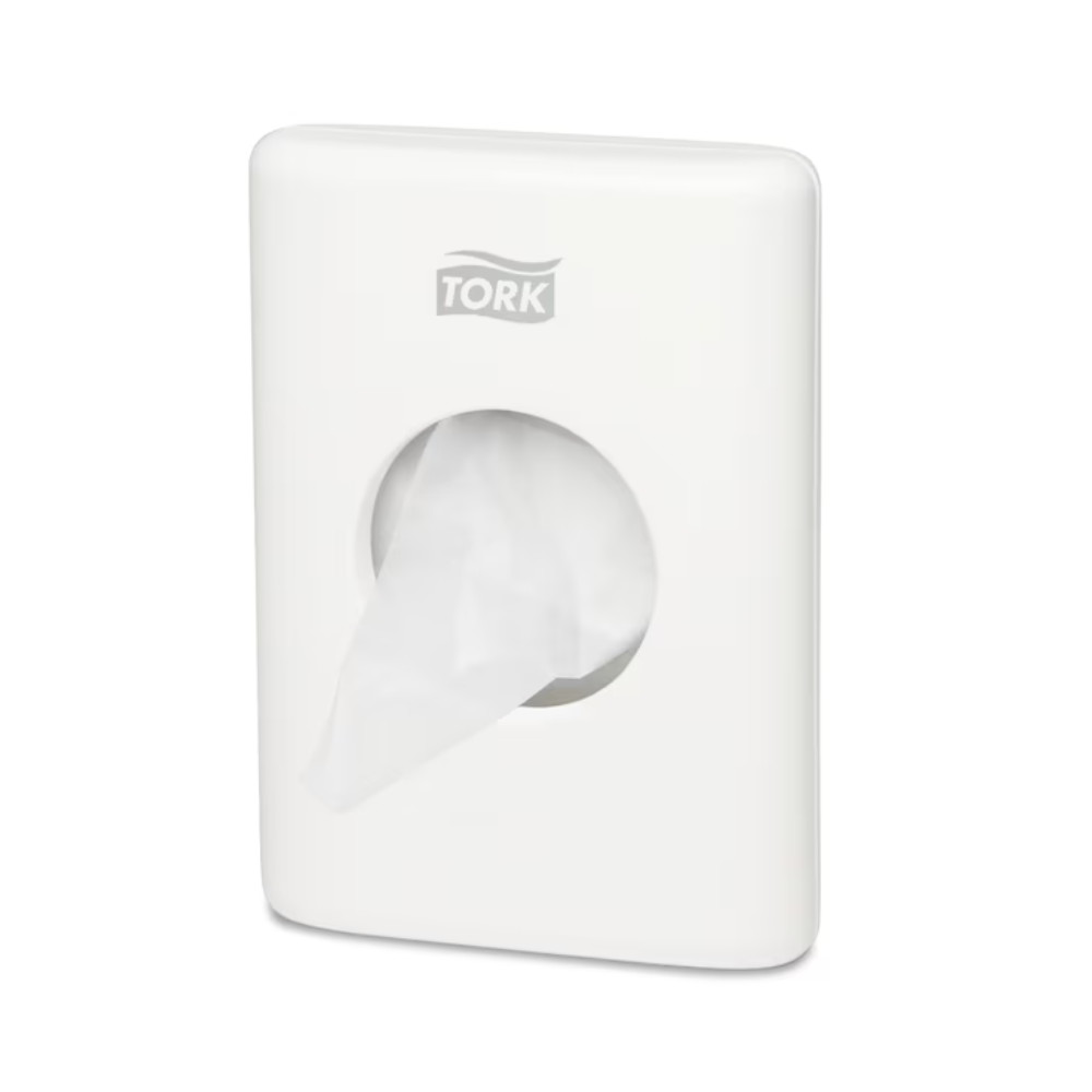 Dávkovač hygienických vrecúšok Tork 566000 Elevation B5, ktorý je navrhnutý na montáž na stenu, elegantne prezentuje značku „TORK – Essity Professional Hygiene Germany GmbH“ na vrchnej strane. Vrecúško je čiastočne vytiahnuté zo stredného otvoru, čo zvyšuje pohodlie aj štýl vo vašom priestore.