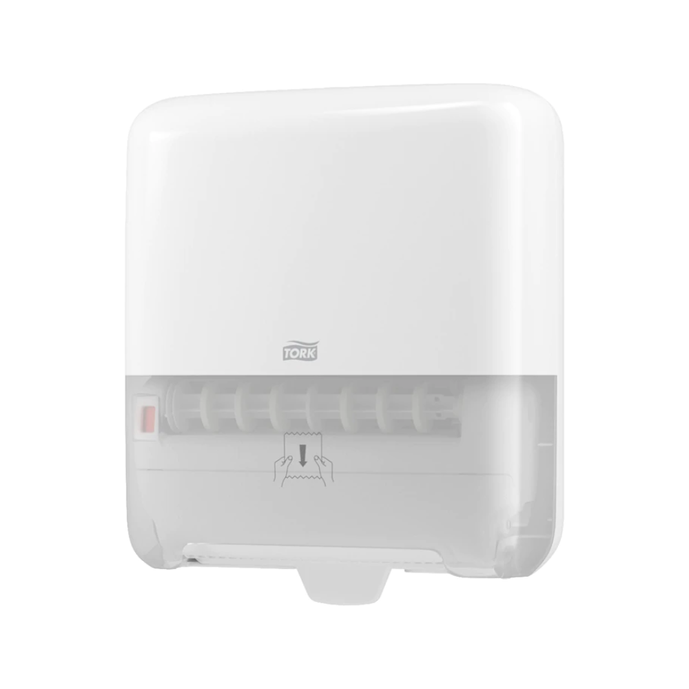 Wir präsentieren den Tork Matic® 551000 Spender für Rollenhandtücher Elevation H1 von TORK, Essity Professional Hygiene Germany GmbH. Dieser weiße, wandmontierte Papierhandtuchspender verfügt über einen transparenten unteren Abschnitt zur einfachen Überwachung des Füllstands. Er verfügt über einen Papierzufuhrmechanismus und ein Handsymbol, das den Benutzern beim Herausziehen einzelner Blätter aus den Rollenhandtüchern hilft.