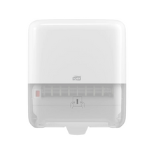 Biely, nástenný dávkovač Tork Matic® 551000 pre rolky uterákov Elevation H1 s priehľadnou spodnou časťou pre jednoduché zobrazenie úrovne naplnenia. Na prednej strane sa nachádza logo TORK – Essity Professional Hygiene Germany GmbH a diagram, ktorý ukazuje, ako vyťahovať rolky uterákov.