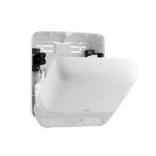 Dávkovač Tork Matic® 551000 pre rolky uterákov Elevation H1 od TORK – Essity Professional Hygiene Germany GmbH je elegantný a moderný biely dávkovač na nástennú montáž s otvorenou prednou stranou, ktorá ukazuje vnútorný mechanizmus pre vydávanie jednotlivých listov. Má hladké povrchy, zaoblené hrany a indikátor úrovne naplnenia.