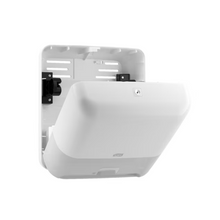 Tork Matic® 551100 senzorový dávkovač na rolkové utierky Elevation H1 od TORK – Essity Professional Hygiene Germany GmbH je elegantný dávkovač z bieleho plastu na nástennú montáž. Jeho uzamykateľný kryt a ľahko otvorený dizajn zabezpečujú efektívne, bezdotykové sušenie rúk. Jednoduché biele pozadie je ideálne na uloženie papierových utierok a podčiarkuje elegantnú a funkčnú estetiku tohto Tork Matic senzorového dávkovača.