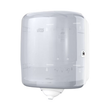 Tork Reflex™ 473190 dávkovač na papierové utierky s vnútorným odvíjaním M4, priehľadný nástenný dávkovač papierových utierok od TORK – Essity Professional Hygiene Germany GmbH, má okrúhly otvor na spodnej strane. S zámkom na pravej strane a možnosťou prijať jednu rolku prispieva k minimalizácii krížovej kontaminácie. Jeho CO2 neutrálne prevedenie zobrazuje značku „TORK“ prominentne na prednej strane a vyhovuje environmentálne uvedomelým používateľom.