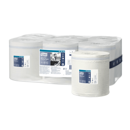 Kartón Tork Reflex™ 473242 Viacúčelové papierové utierky Advanced M4 1-vrstvové od TORK – Essity Professional Hygiene Germany GmbH je zobrazený v plastovom obale, ktorý je navrhnutý pre vnútorné dávkovače. Sada obsahuje šesť rolí, ktoré sú každá zabalené v priehľadnom plaste. Etikety na rolkách zobrazujú produktové informácie a obchodné značky.