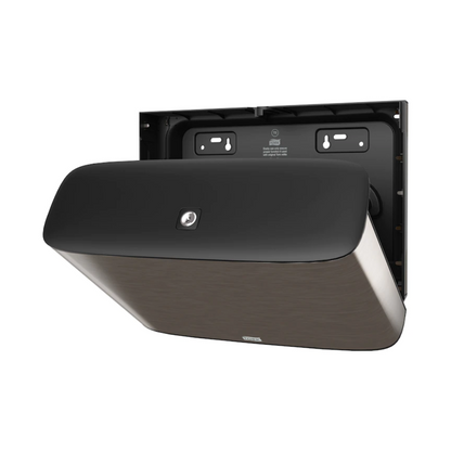 Wir präsentieren den Tork Xpress® 460006, einen wandmontierten Spender aus der Image Line T2. Mit seinem schlichten schwarzen Design präsentiert sich dieser Mini-Jumbo-Toilettenpapierspender von TORK – Essity Professional Hygiene Germany GmbH in elegantem Edelstahl-Design. Die Rückwand mit den Befestigungslöchern ist sichtbar und zeigt an, dass er zur Installation bereit ist.