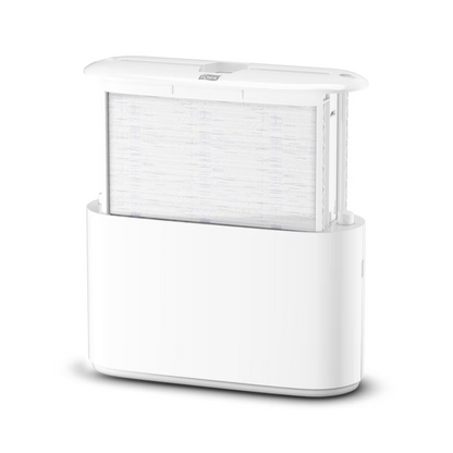 Stolový zásobník Tork Xpress® 552200 pre skladané uteráky Elevation H2 od TORK - Essity Professional Hygiene Germany GmbH zaujme štíhlym, minimalistickým dizajnom s viditeľným filtrom integrovaným do podstavca. Vertikálne umiestnený filter zlepšuje celkovú estetiku a vrch je mierne otvorený, aby demonštroval jeho efektívnu funkčnosť.