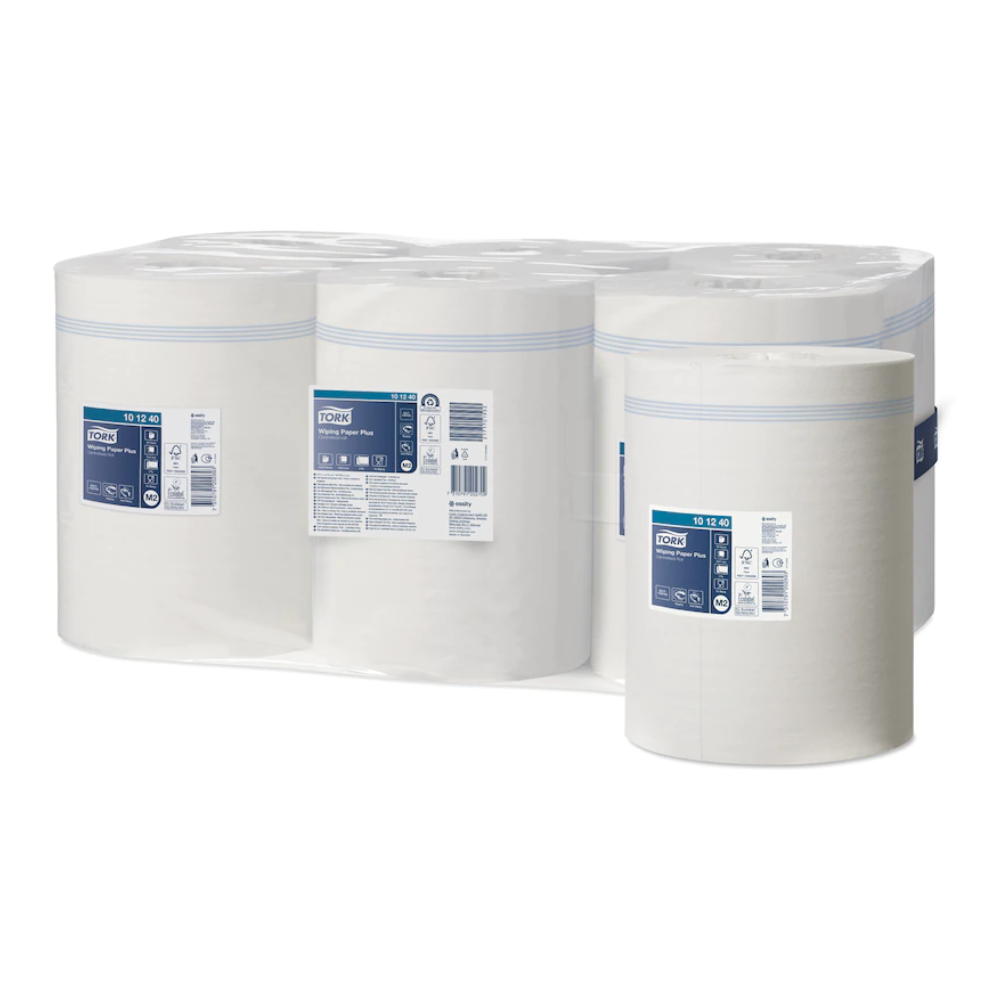 Vystavené je balenie so šiestimi rolkami Tork Xpress® Silné viacúčelové papierové utierky Advanced 2-vrstvové, každá s modro-bielou etiketou s detailmi o produkte. Zabalené v priehľadnom plastovom obale, tieto papierové utierky od TORK – Essity Professional Hygiene Germany GmbH ponúkajú pokročilú 2-vrstvovú technológiu pre vynikajúcu savosť.