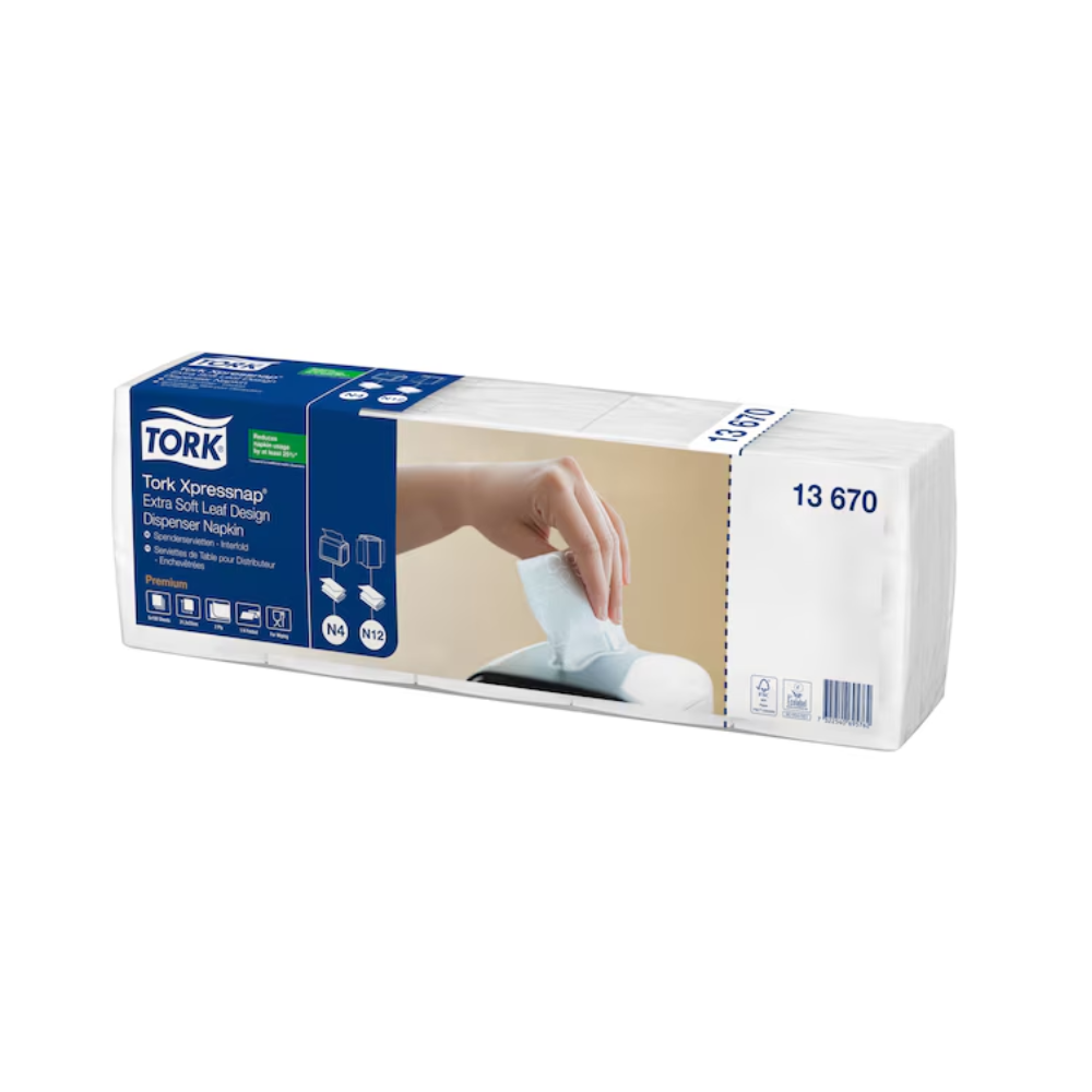 Škatuľa Tork Xpressnap® 13670 Extra Soft dizajn listov biele servítky Premium N4 dvojvrstvové, vyrobené spoločnosťou TORK – Essity Professional Hygiene Germany GmbH, obsahuje osem balení. Obrázok na balení ukazuje ruku, ktorá vyťahuje servítku z dávkovača, čo zdôrazňuje extra mäkkú textúru týchto bielych servítok.