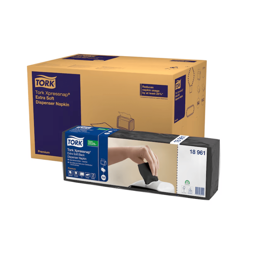 Obrázok balenia Tork Xpressnap® 15850 Extra Soft výdajných servítok N4 2-vrstvové. Naľavo ukazuje hnedú škatuľu s modrou etiketou detaily produktu. Napravo ukazuje menšie balenie ruku, ktorá vyťahuje Extra Soft výdajnú servítku z výdajníka a demonštruje, ako pomáha znižovať spotrebu servítok. Produkt ponúka TORK – Essity Professional Hygiene Germany GmbH a je dodávaný v kartóne s 8 baleniami.