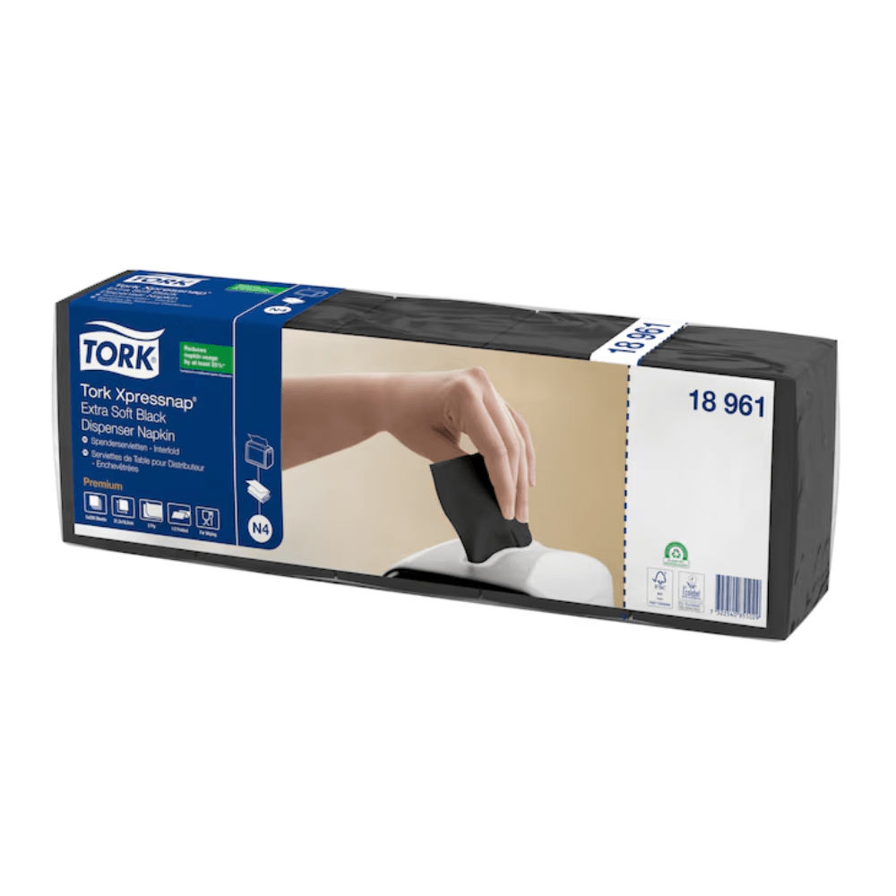 Obrázok zobrazuje balenie Tork Xpressnap® 15850 Extra Soft výdajných servítok N4 2-vrstvové a zdôrazňuje ich prémiovú kvalitu. Fotografia ukazuje ruku, ktorá zručne vyťahuje servítku z výdajníka, čo má znížiť spotrebu servítok. Balenie obsahuje informácie o ôsmich baleniach na kartón a je spojené so značkou TORK – Essity Professional Hygiene Germany GmbH.