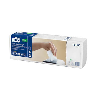 Na balení Tork Xpressnap® 15850 Extra Soft výdajných servítok N4 2-vrstvové od Essity Professional Hygiene Germany GmbH je znázornená ruka, ktorá vyťahuje servítku z výdajníka. Zdôrazňuje vlastnosti ako mäkkosť a udržateľnosť a ukazuje, ako tento systém efektívne znižuje spotrebu servítok.