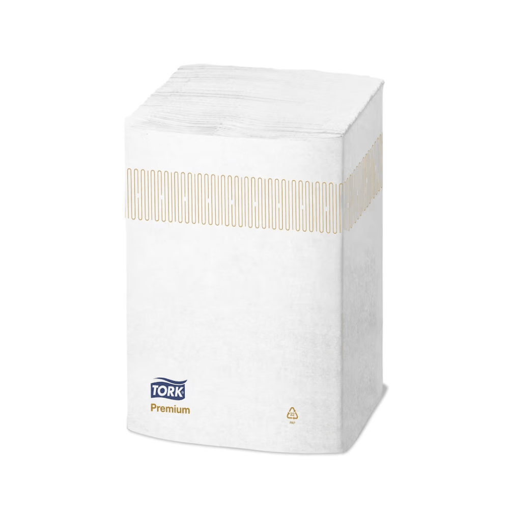 Stoh prémiových Extra Soft výdajných servítok línie Tork Xpressnap® 15850 od TORK – Essity Professional Hygiene Germany GmbH je zabalený v plastovom obale s béžovým pruhovým vzorom a logom značky. Toto balenie zdôrazňuje udržateľnosť s recyklačným symbolom a je príkladom dizajnu Tork Xpressnap, ktorý sa zameriava na znižovanie spotreby servítok pri každom použití.