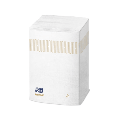 Stoh prémiových Extra Soft výdajných servítok línie Tork Xpressnap® 15850 od TORK – Essity Professional Hygiene Germany GmbH je zabalený v plastovom obale s béžovým pruhovým vzorom a logom značky. Toto balenie zdôrazňuje udržateľnosť s recyklačným symbolom a je príkladom dizajnu Tork Xpressnap, ktorý sa zameriava na znižovanie spotreby servítok pri každom použití.
