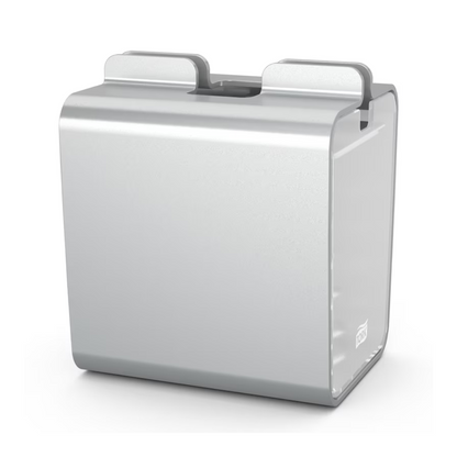 Elegantný strieborný chlebník z kovu v pravouhlom tvare s roletovým vekom, ktorý pripomína minimalistické dizajny často nachádzajúce sa v samoobslužných reštauráciách. Jeho hladký a lesklý povrch sa dobre hodí k dávkovaču servítok Tork Xpressnap® 274002 z hliníka od TORK – Essity Professional Hygiene Germany GmbH a zabezpečuje jednotnú kuchynskú estetiku.