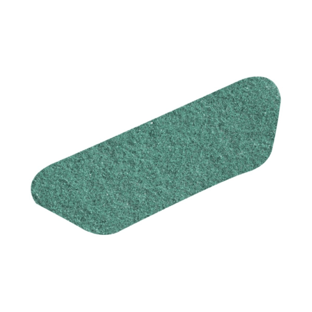 Jeden zelený, oválny Twister S-Pad brúsny pás (45x15cm) od Diversey Deutschland GmbH & Co. OHG, z dvojbalenia „Twister S-Pad Zelený“, izolovaný na bielom pozadí.