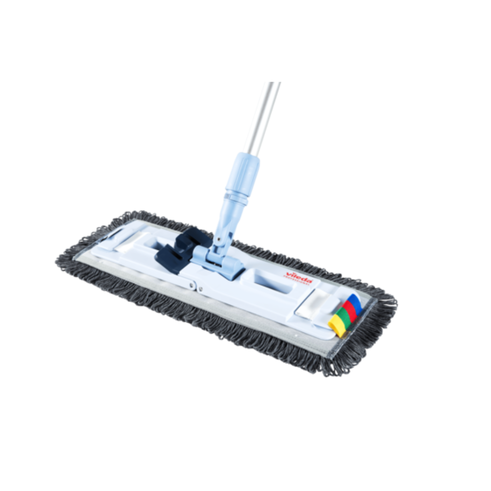 Vileda Professional UltraSpeed Pro r-MicroSpeed Max Mop od Vileda GmbH má obdĺžnikovú mopovú hlavu so sivými strapcami a kvalitnou mikrovláknovou velúrovou konštrukciou, ktorá je pripojená na dlhú kovovú rukoväť. Má farebné štítky na jednoduchú organizáciu a modrý kĺb na rukoväti umožňuje nastavenie uhla.