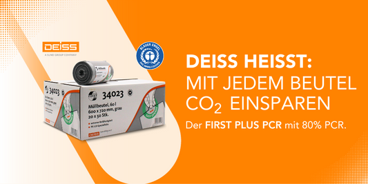 Eine orange-weiße Werbung mit einer Schachtel Deiss-Müllsäcke. Sie erwähnt die CO2-Einsparung mit jedem Sack und hebt „First Plus PCR“ mit 80 % PCR hervor. Es gibt ein Blauer Engel-Zertifizierungssymbol und einen deutschen Text.