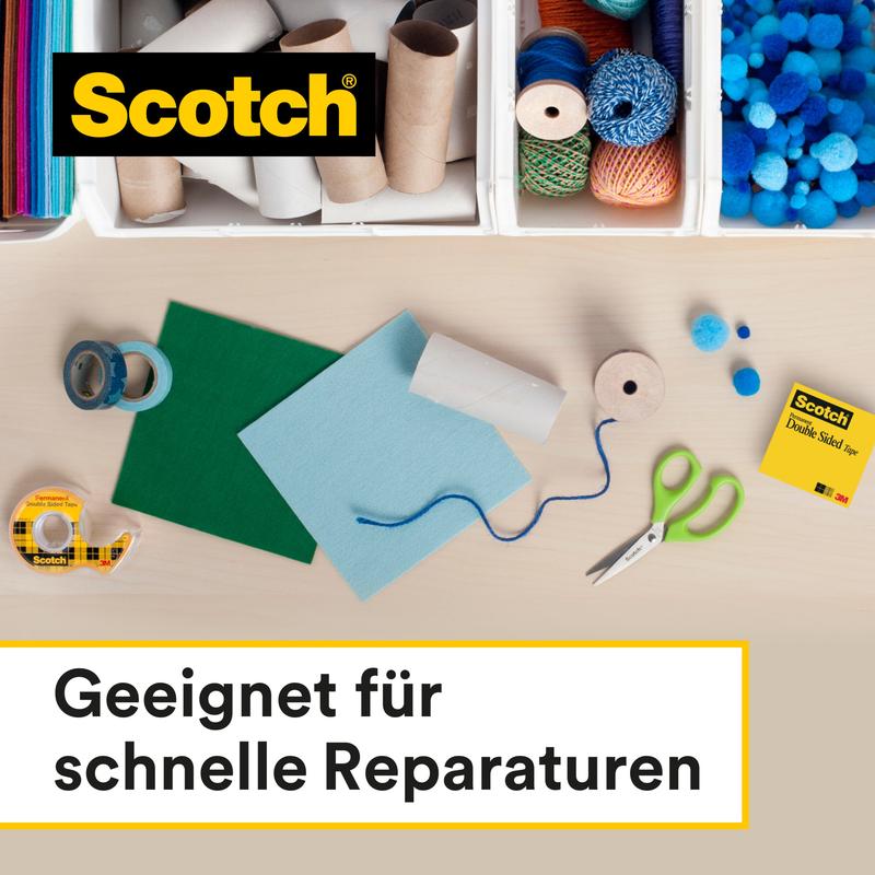 Na stole s materiálmi na tvorenie - nožnice, farebný papier, šnúra, kartónová rúrka a bambule - je obojstranná lepiaca páska Scotch® (balenie náhradných náplní, 2 role, 12 mm x 6,3 m) od 3M Deutschland GmbH pre rýchle opravy.