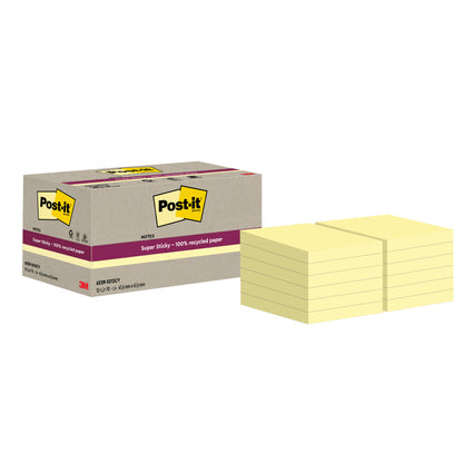 Krabica s nápisom "Post-it® Super Sticky 100% recyklovateľné poznámky, 47,6 mm x 47,6 mm, 70 listov/blok, 100% PEFC" od 3M Deutschland GmbH stojí vedľa niekoľkých kôp žltých štvorcových poznámok.