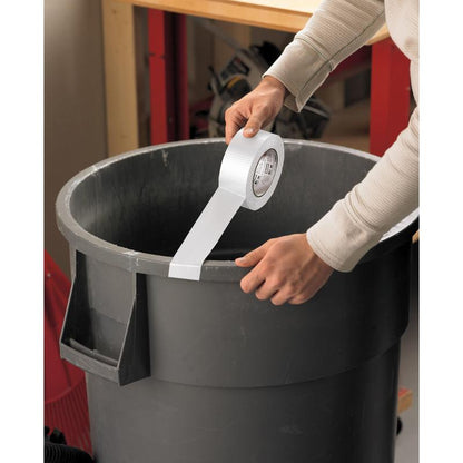V dielni niekto lepí pásku Scotch® Extremium™ Universal (3 m x 19 mm) od 3M Deutschland GmbH pozdĺž okraja veľkého sivého odpadkového koša.