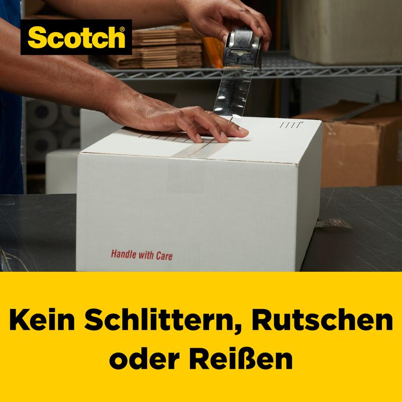 Osoba uzatvára biely kartón s baliacou páskou Scotch® Box Lock™ 3950-LR3-DC (48 mm x 50 m, 3 rolky/balenie) od 3M Deutschland GmbH. Krabica stojí na kovovom stole a obrázok zobrazuje logo Scotch a nemecké informácie o protišmykových obaloch.