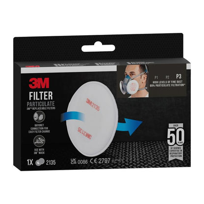 3M™ časticový filter 2135, P3 (1 pár/balenie) od 3M Deutschland GmbH ponúka 99% účinnosť filtrácie a viac ako 50 rokov osvedčenej ochrany dýchania. Balenie zobrazuje filter a užívateľa, ktorý nosí ochrannú masku.