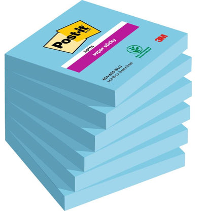 Stoh šiestich modrých 3M Post-it® Super Sticky Notes blokov (76 mm x 76 mm, 90 listov/blok, 100% PEFC) zobrazuje informácie o produkte a značke na každom bloku.