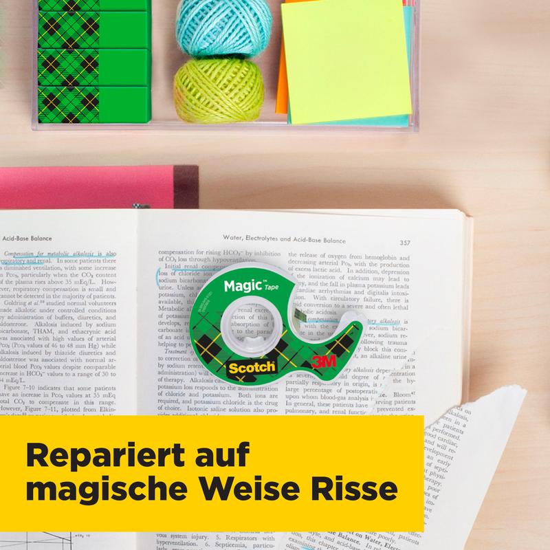 3-balenie Scotch® Magic™ Neviditeľná lepiaca páska 8-1925R3 (19 mm x 25 m) od 3M Deutschland GmbH leží na knihe vedľa farebných samolepiacich poznámok, klbiek vlny a peračníkov - neviditeľná lepiaca páska pre každú potrebu náhradného balenia.