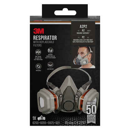 Die 3M™ Atemschutzmaske 6002KIT-1 Packung (1 Stück) von 3M Deutschland GmbH zeigt die Maske mit austauschbaren A2P2-Filtern, betont Komfort, leichtes Design und Schutz vor organischen Dämpfen. Bild einer Person mit Maske auf der Verpackung.