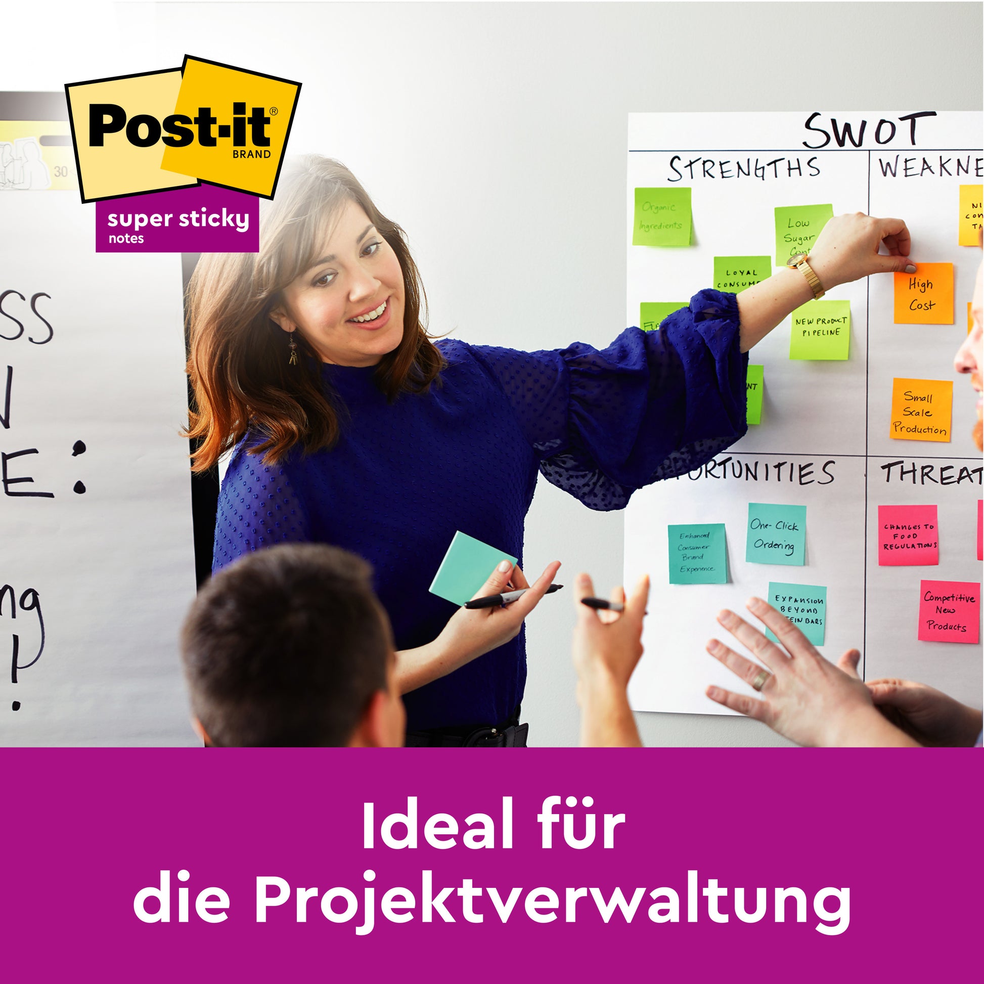 Eine Frau in blauer Bluse leitet ein Team-Meeting mit bunten Post-It® Super Sticky Notes (47,6 x 47,6 mm, 45 Blatt/Block, 4 Blöcke/Packung) von 3M Deutschland GmbH - ideal für Projektverwaltung und SWOT-Analysen.