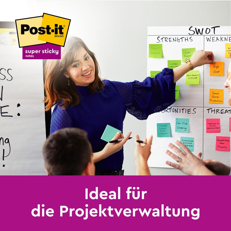 Žena ukazuje na SWOT analýzu s farebnými Post-it® Super Sticky Notes vo veľkom formáte (101mm x 101mm, 90 listov, 100% PEFC) od 3M Deutschland GmbH - ideálne pre projektové riadenie a tímovú prácu.