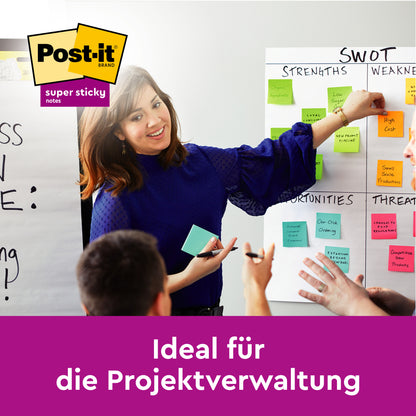 Eine Frau in blauer Bluse leitet eine Gruppendiskussion mit 3M Deutschland GmbH Post-it® Super Sticky Notes (76 mm x 76 mm, 45 Blatt/Block, 100% PEFC) auf einer SWOT-Tafel. In der linken oberen Ecke steht "Ideal für die Projektverwaltung" mit dem Logo.