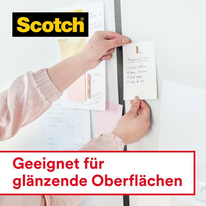 Osoba pripevňuje lístok s rôznymi papiermi na stenu pomocou 3M Deutschland GmbH Scotch® Crystal lepiacej pásky, priehľadná, výhodné balenie (8 roliek, 19 mm x 33 m). Text: "Vhodné pre lesklé povrchy".