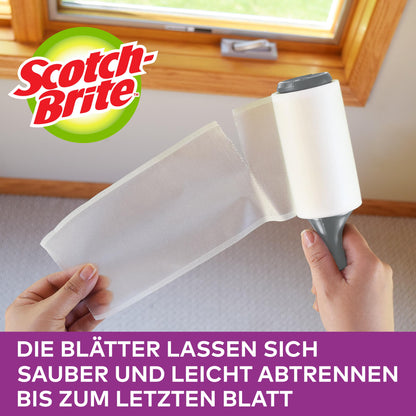 Niekto odtrháva list z náhradnej rolky na zvieracie chlpy Scotch-Brite™ Pet Extra Sticky* s 48 listami od 3M Deutschland GmbH v blízkosti okna; nemecký text poukazuje na jednoduché, čisté odstránenie a silné zachytenie zvieracích chlpov.