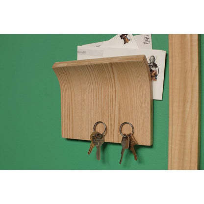 Drevená nástenná poštová schránka s háčikmi na kľúče je pripevnená na zelenej stene pomocou Scotch-FIX™ Dvojstranná interiérová montážna páska od 3M Deutschland GmbH.