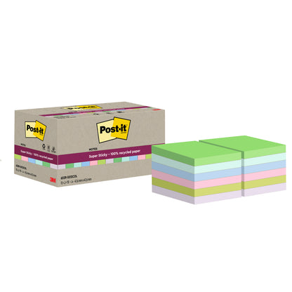 Krabica Post-it® Super Sticky 100% recyklovateľných poznámok (47,6 x 47,6 mm, 70 listov/blok, 100% PEFC) od 3M Deutschland GmbH je zobrazená vedľa kôp zelených, modrých, fialových, ružových a žltých poznámok.