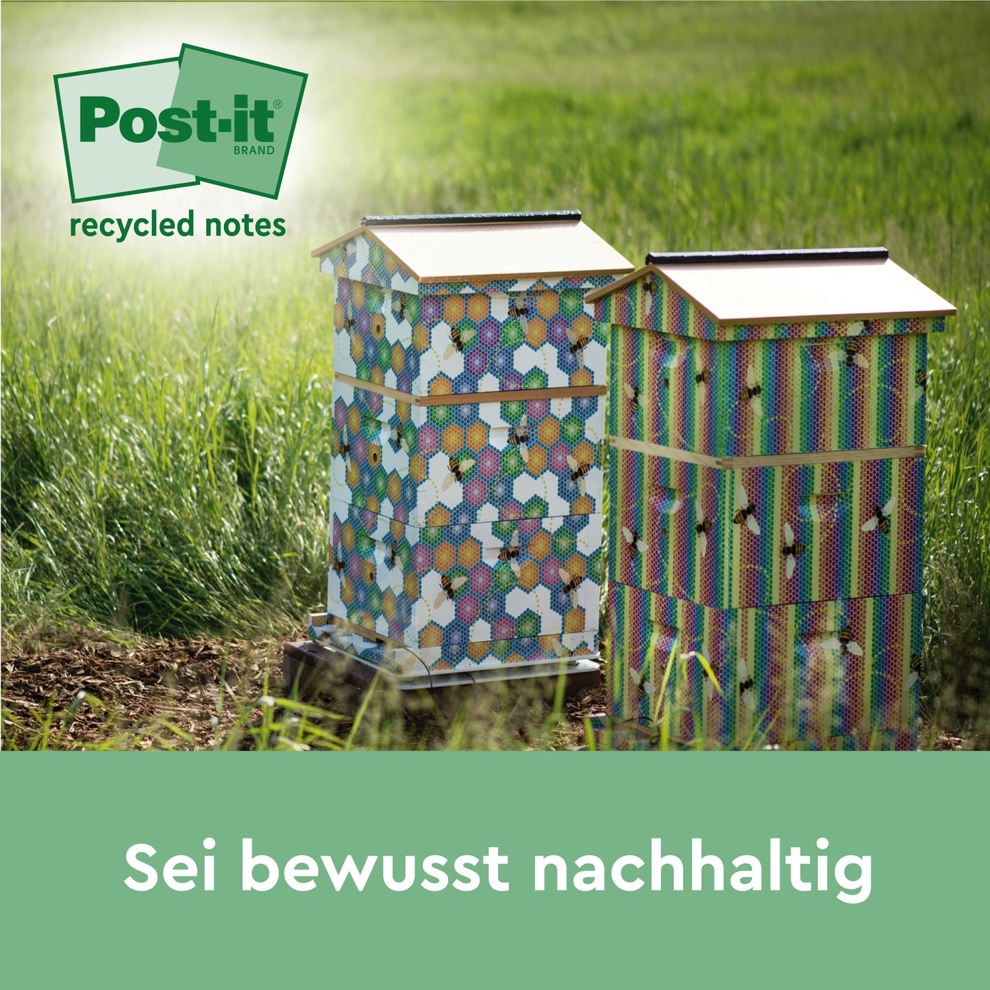 Zwei bunte Bienenstöcke stehen auf einer Wiese, in der Ecke ein "Post-it® Recycling Z-Notes"-Logo. Text am unteren Rand: "Sei bewusst nachhaltig." Entscheiden Sie sich für die umweltfreundlichen Haftnotizen von 3M Deutschland - 100 % PEFC-zertifiziert für Nachhaltigkeit.