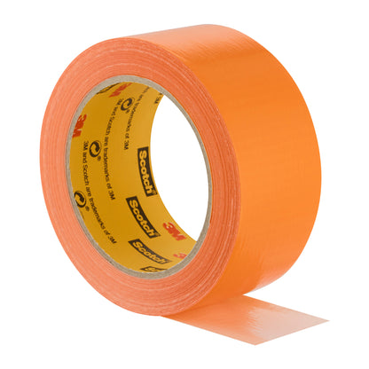 Eine Rolle Scotch® High Visibility Klebeband, orange, 25 m x 48 mm (6 Stk./Packung) von 3M Deutschland GmbH, mit glänzender Oberfläche und eingebranntem Innenkern, ist ideal für gut sichtbare Sicherheitsanwendungen.