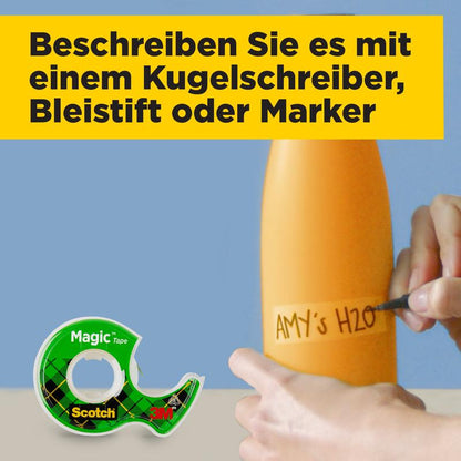 Ruka označuje oranžovú fľašu s "AMY'S H2O". V popredí je Scotch® Magic™ Neviditeľná lepiaca páska 8-1925R3 od 3M Deutschland GmbH, náhradné balenie s 3 rolkami po 19 mm x 25 m. Hore žltý textový blok v nemčine.