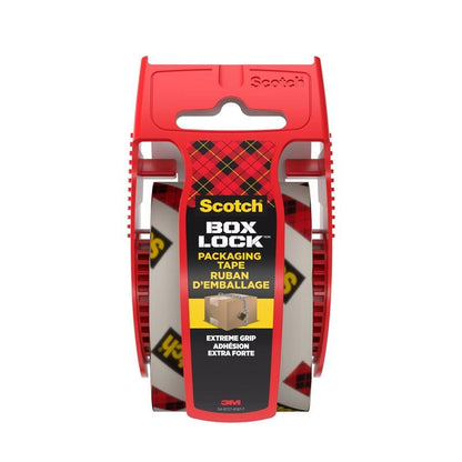 Červený plastový dávkovač obsahuje rolku Scotch® Box Lock™ baliacej pásky 48 mm x 20,3 m od 3M Deutschland GmbH. Na etikete je uvedené "Scotch Box Lock baliaca páska, Extreme Grip" s obrázkom uzatvorenej škatule.