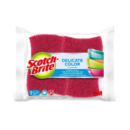 Dvojbalenie Scotch-Brite® Delicate Color neškrabajúceho čistiaceho hubky od 3M Deutschland GmbH. Červené hubky sú vhodné pre citlivé povrchy, s etiketou, ktorá zobrazuje logo značky, názov produktu, farebné obrázky riadu a informácie v niekoľkých jazykoch.