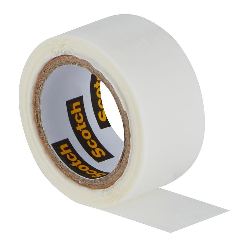 Rolka univerzálnej lepiacej pásky Scotch® Extremium™ (3 m x 19 mm) od 3M Deutschland GmbH je čiastočne odvinutá a na vnútornom papierovom jadre nesie názov značky pred jednoduchým bielym pozadím.