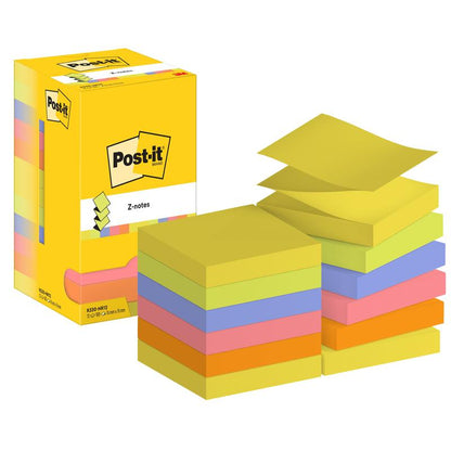Škatuľka Post-it® Super Sticky Z-Notes od 3M Deutschland GmbH (76 mm x 127 mm, 100 listov/blok, kartónové balenie, 100% PEFC) je zobrazená vedľa stohov štvorcových lístkov v žltej, modrej, oranžovej, ružovej a fialovej farbe, pričom jeden žltý lístok je zdvihnutý.