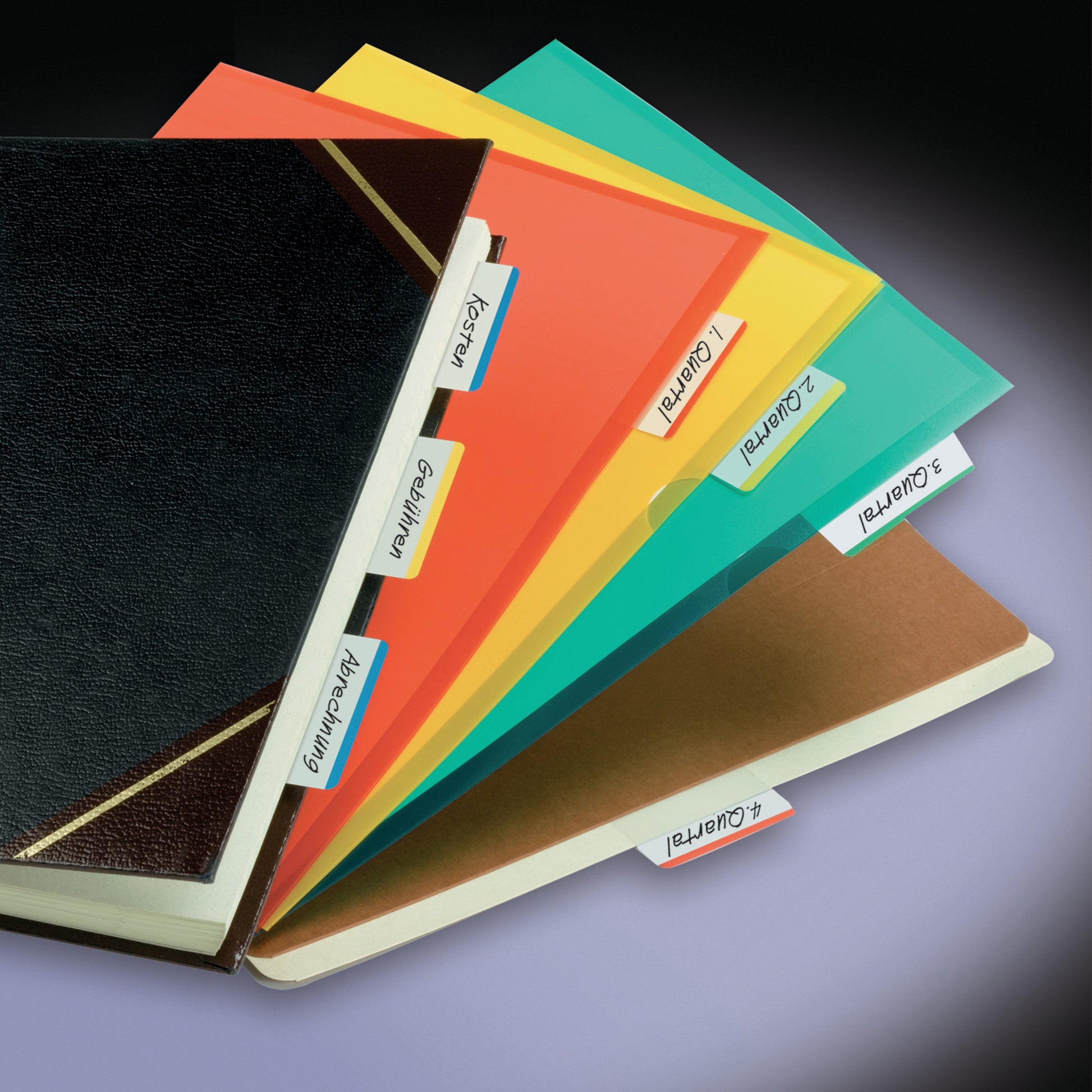 Ein schwarzer Ordner mit goldenen Akzenten steht neben sechs aufgefächerten Post-it® Index Strong Ablagetabs (50,8 mm x 38,1 mm, verschiedene Farben) der 3M Deutschland GmbH, jeweils mit nummerierten Tabs, auf einer grau-schwarzen Fläche.