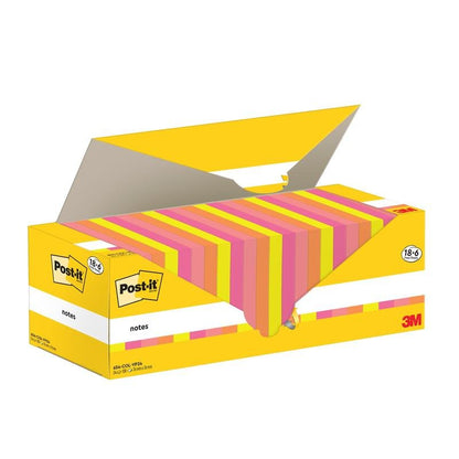 V otvorenej žltej krabičke Post-it® Notes od 3M Deutschland GmbH (76 mm x 76 mm, 100 listov/blok, 100% PEFC) sa nachádzajú pruhované ružové, žlté a oranžové lepiace poznámky. Dizajn umožňuje ľahké vyberanie lístkov.