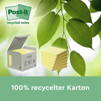 Krabica Post-it® Recycling Notes (76 x 76 mm, 100 listov, 100% PEFC) od 3M Deutschland GmbH stojí vedľa stohu poznámok a zelených listov. Rozmazané zelené tvorí pozadie, pod ním stojí: "100% recyklovaná krabica."