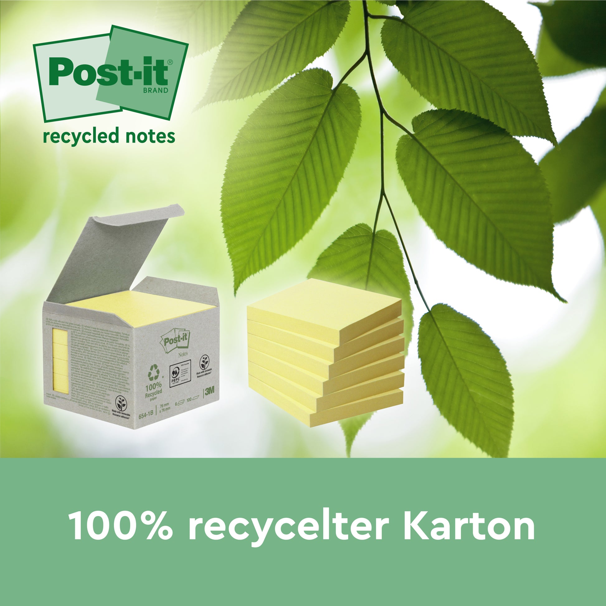 Eine Packung Post-it® Recycling Notes (76x76 mm, 100 Blatt/Block, 100% PEFC) der 3M Deutschland GmbH liegt neben losen Zetteln mit grünen Blättern und "100% recycelter Karton" auf hellgrünem Blatthintergrund.