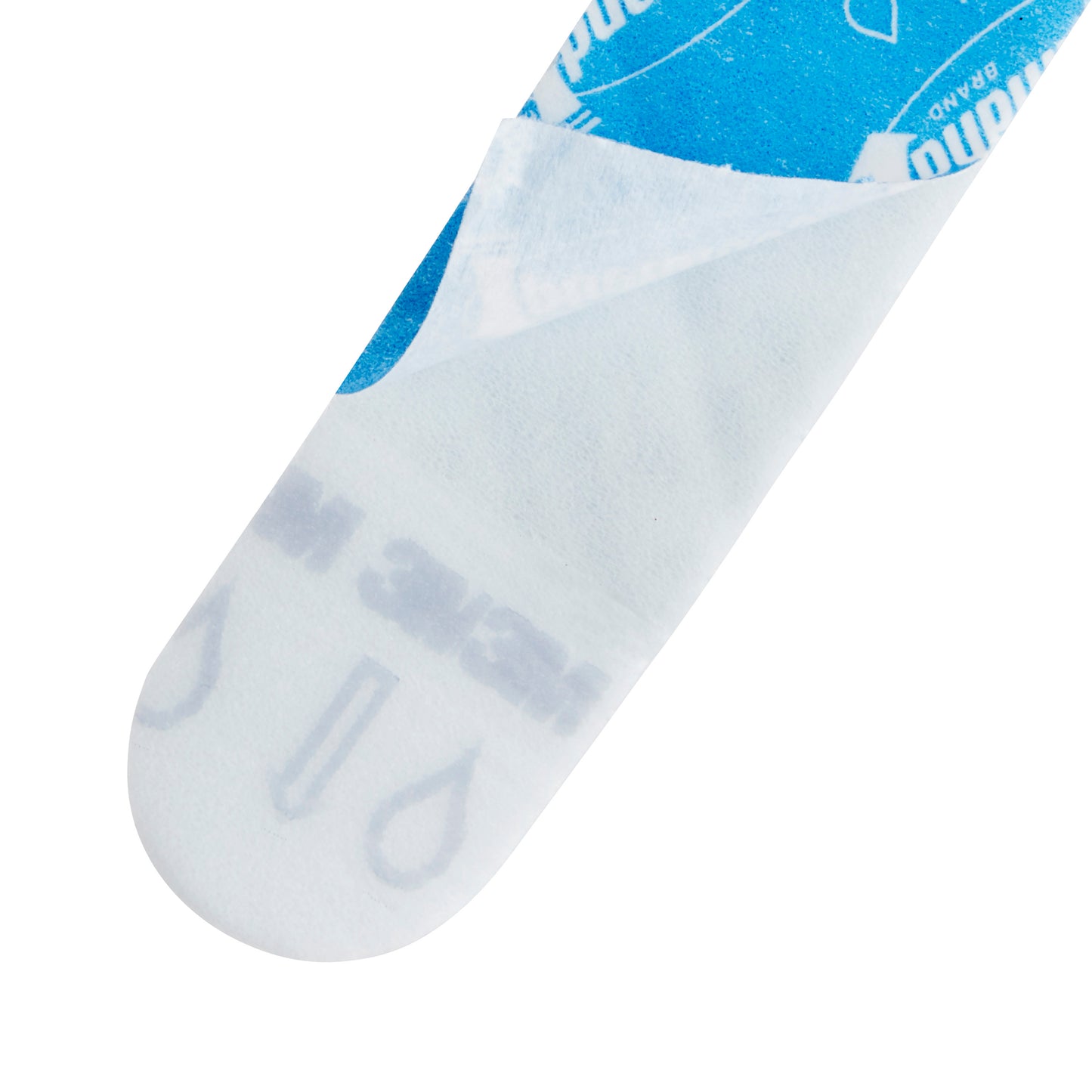 Detailný záber Command™ Strip 17021B, veľkosť M (3M Deutschland GmbH), ktorý je čiastočne odstránený z jeho modro-bieleho nosného papiera, pričom sú viditeľné symboly a texty vytlačené pod ním.