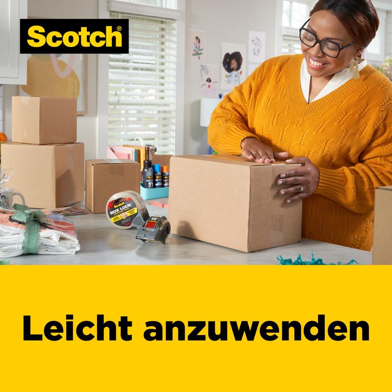 Osoba s okuliarmi a žltým svetrom používa baliacu pásku Scotch® Box Lock™ 3950-LR3-DC (48 mm x 50 m, 3 rolky/balenie) od 3M Deutschland GmbH na uzatvorenie kartónu v svetlej, upratanej miestnosti s kartónovým obalom; text znie "Jednoduché použitie".